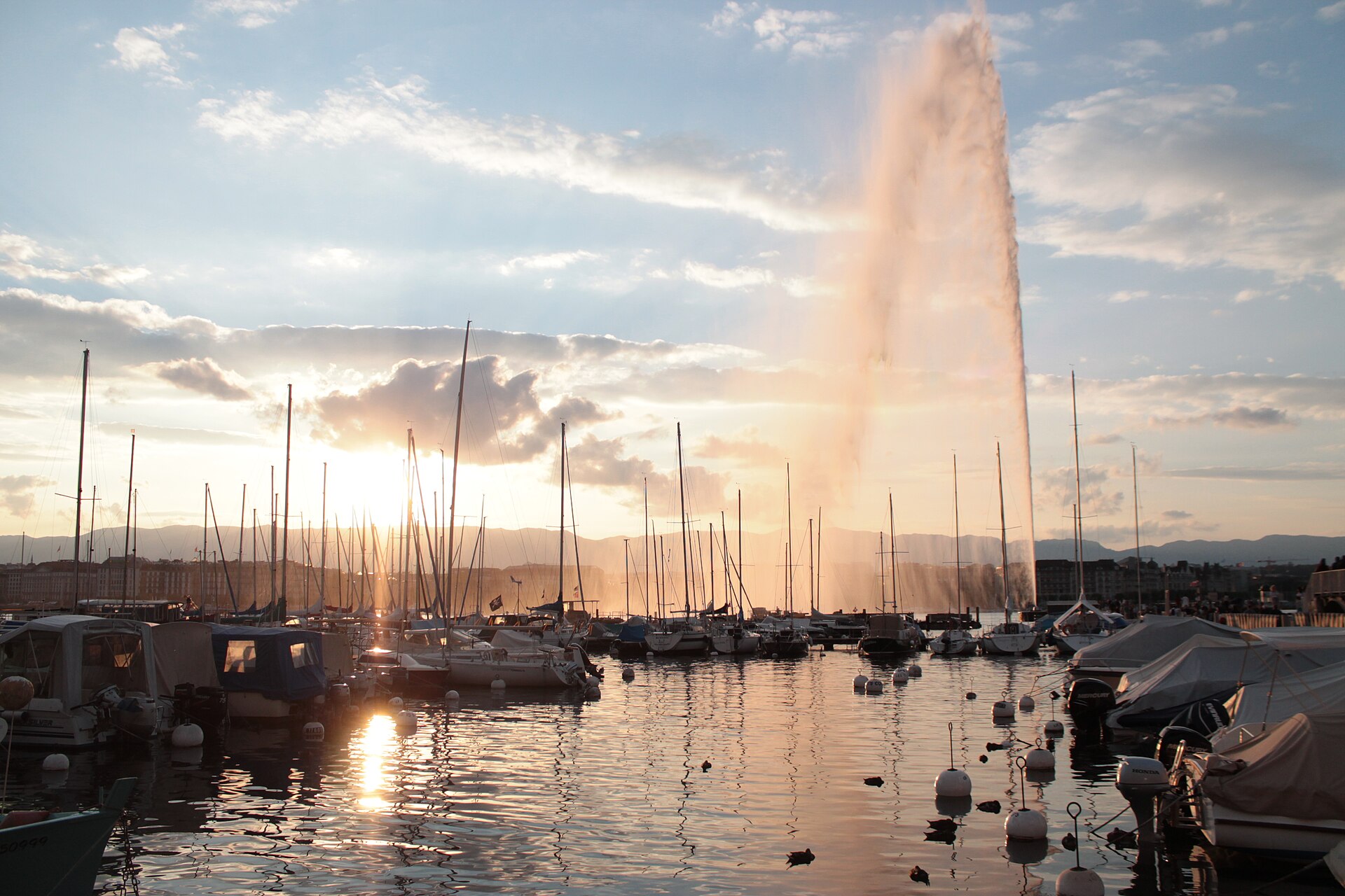 Jet d'eau in Geneva at sunset
